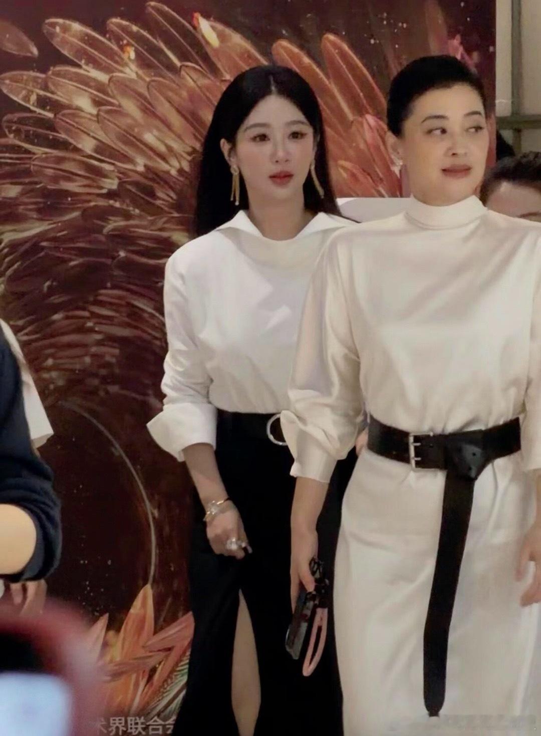 白菊和妈妈同框了，母女装好搭！！！ ​​​