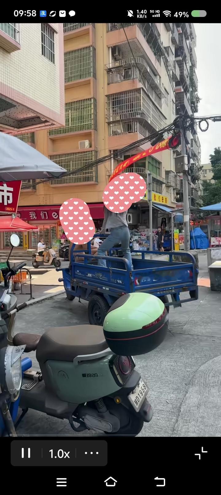 姑娘，你这样合适么？——
网上视频：一女子在农用三轮车上热舞，路人侧目。


