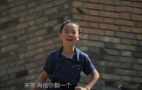《主角》里可爱的黑娃死了，让我们看到了戏剧演员学戏的艰难与残酷。 
      
