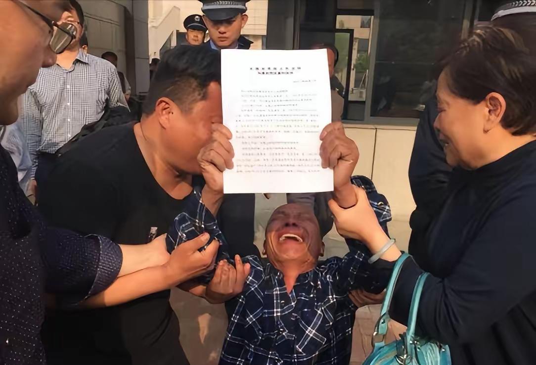 1996年，5个年轻人平白无故被抓进监狱，关了21年被告知无罪放出，让人奇怪的是
