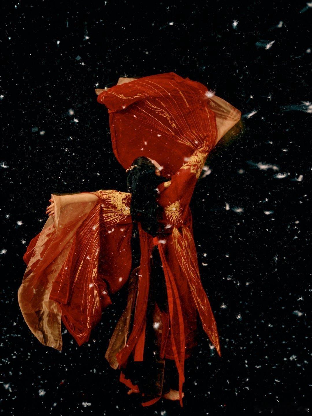 被从天而降的娜然硬控  不得不说， 东方卫视跨年晚会  娜然红衣扮妲己，从天而降