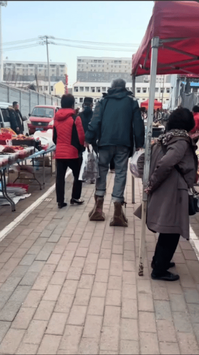 踏破铁鞋无觅处，原来就在市场深处！吉林大爷脚下绑着铁鞋行走自如的逛早市，双手还提