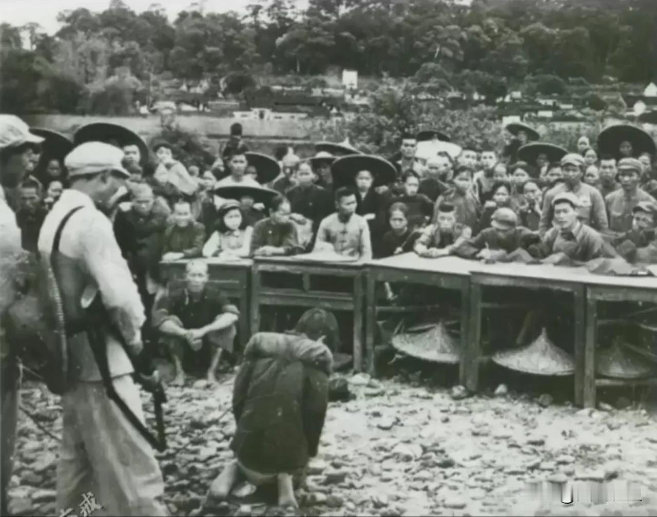 这张珍贵老照片拍摄于50年代，全国实行土地改革，万恶的地主被绳子捆着，跪在地上，