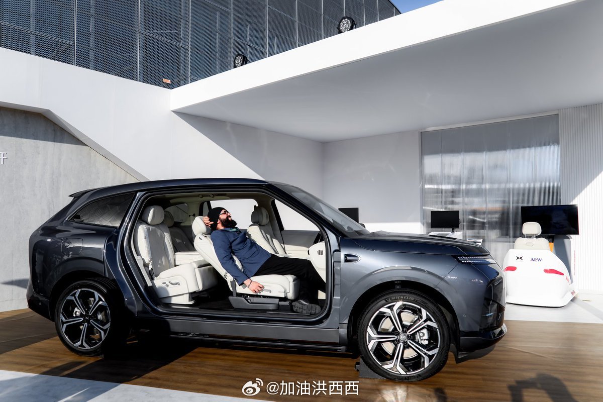 小鹏G9L开启预售，25.98万定位中大型五座SUV，纯电、增程双动力可选。整车