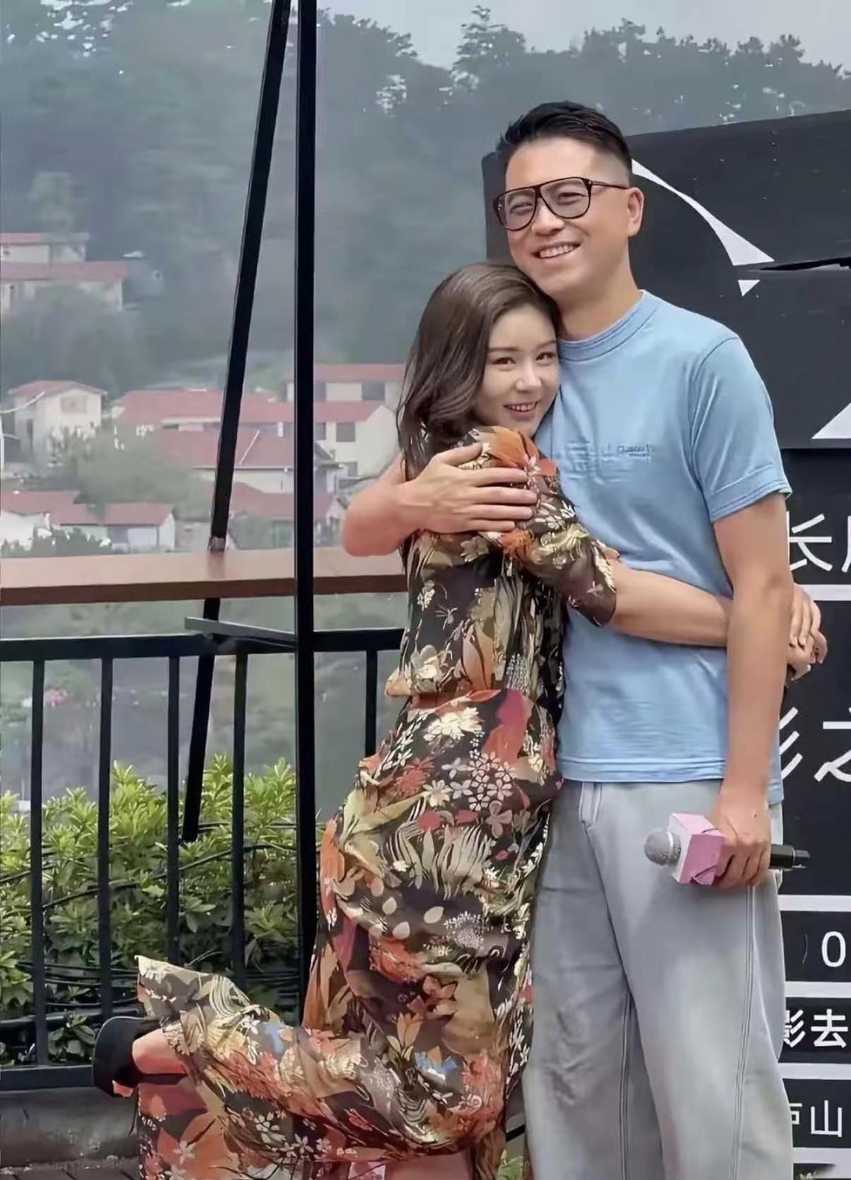 如果有一天他们两个离婚了，我就再也不相信爱情了。
他们很恩爱，真是羡慕啊！如今的