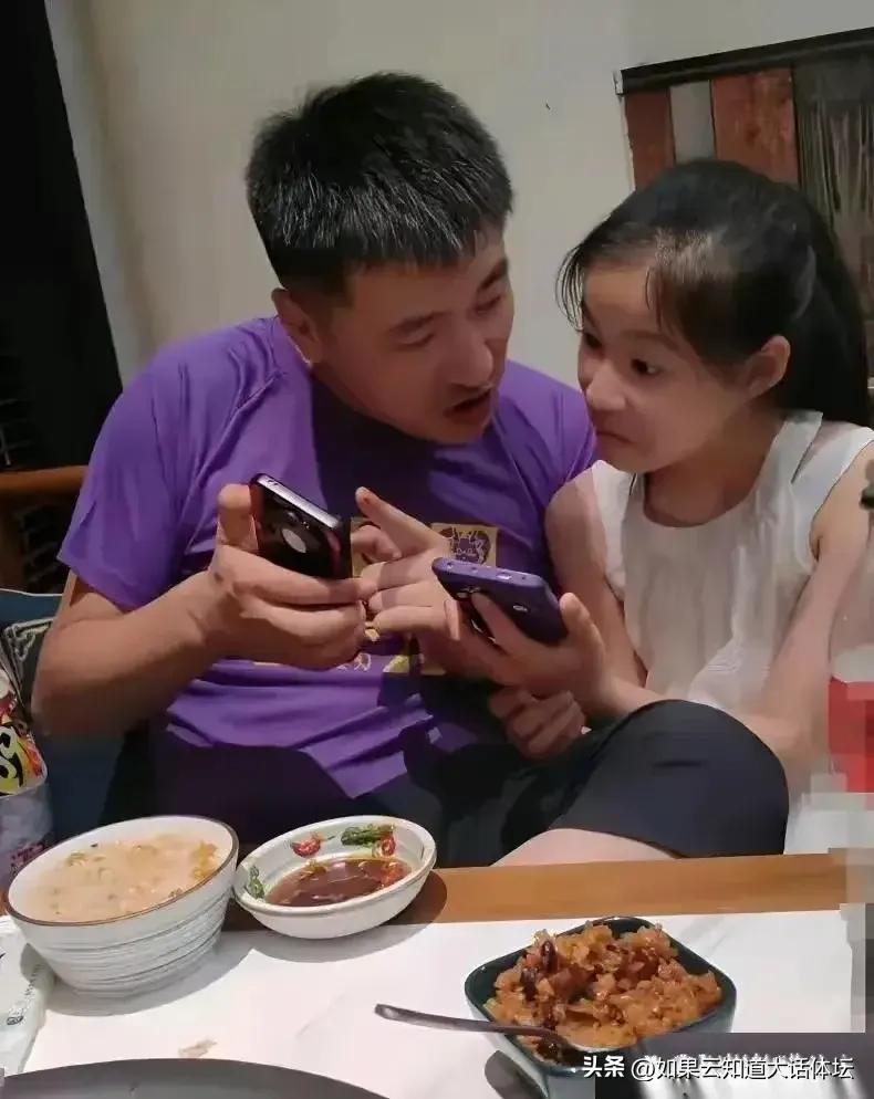 有次直播，女儿张姩菡直接说：“不想分享父母的爱、资源、地位！”张雪峰不生二胎，主