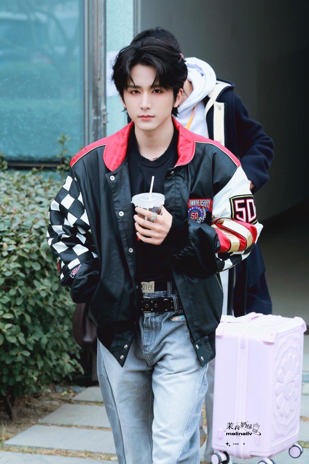 张新成一条裤子系了两根皮带 谁看张新成这造型不笑！节目出妆超帅，结果一条裤子系俩