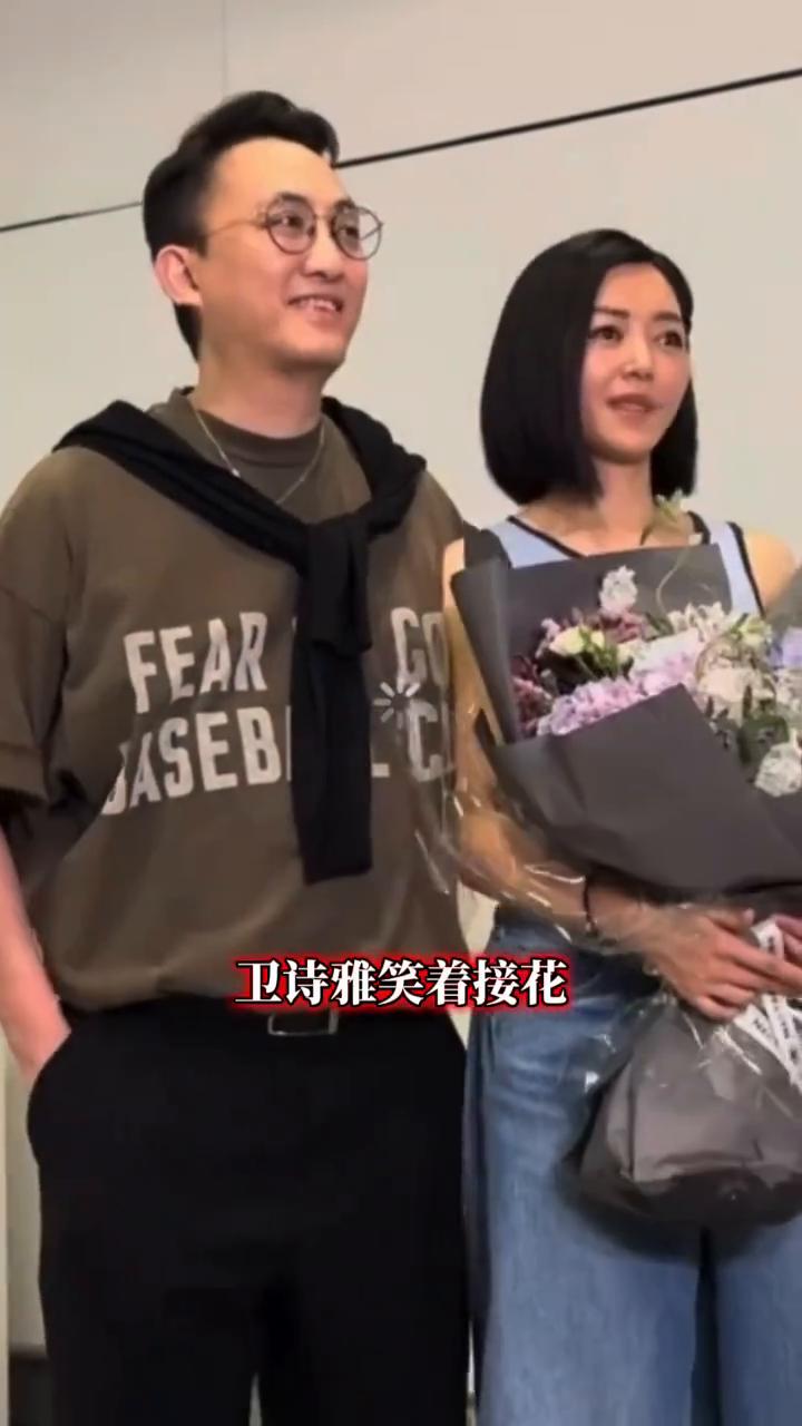 守卫香港百花影后魏诗雅独自一人回访，宝蓝和礼服换成了日常便装。上唇那道贴着胶布的