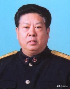 2006年，原海军副司令员王守业因贪污1.6亿元被正式逮捕。

在审讯室里，他对