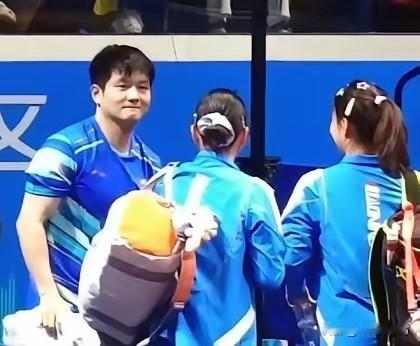 樊振东在全运赛场被青年队的小妹妹们追着打招呼，不好意思地抿嘴低头，脸都有点红了[