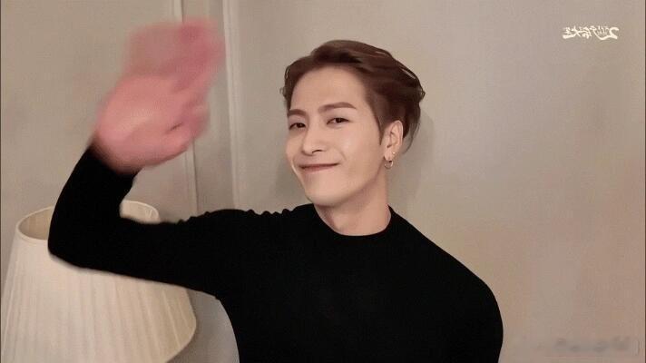 王嘉尔正在住院接受治疗 1/22 凌晨巴黎大秀1/23 长途飞行巴黎到首尔一大早