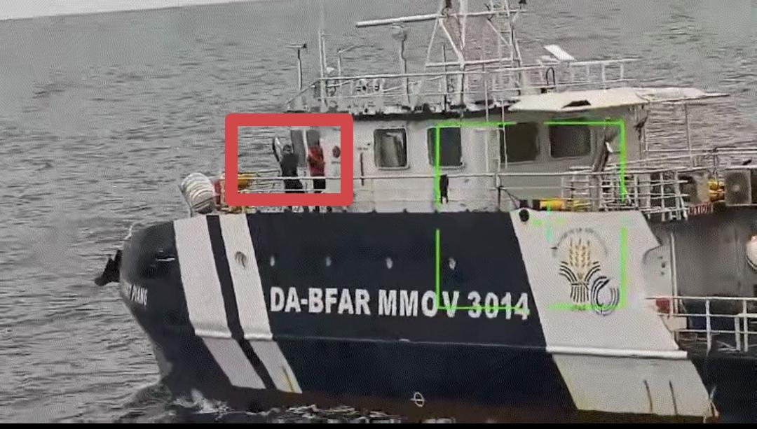 今天菲律宾擅闯黄岩岛中国领海的公务船举白旗投降了，从画面中可以清晰地看到他们的公