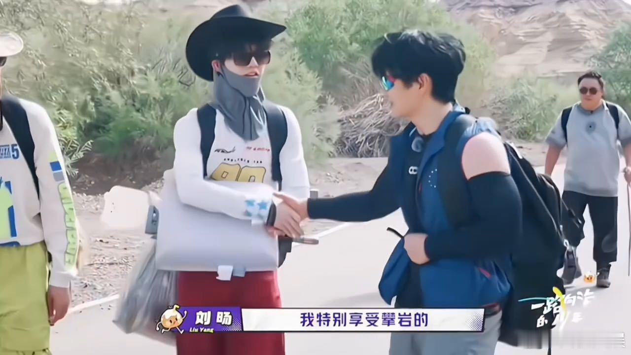看苏新皓聊天，最舒服的就是他永远在接话。队友说什么都能完美接住，绝对不让话掉地上