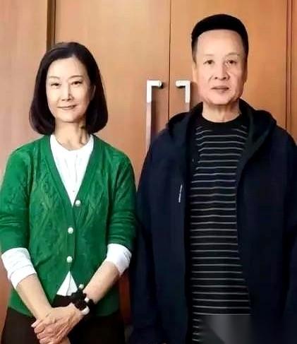 最近，久未露面的宋祖英和闫维文的一张同框照传出。照片里的“民歌天后”，眼角爬满了