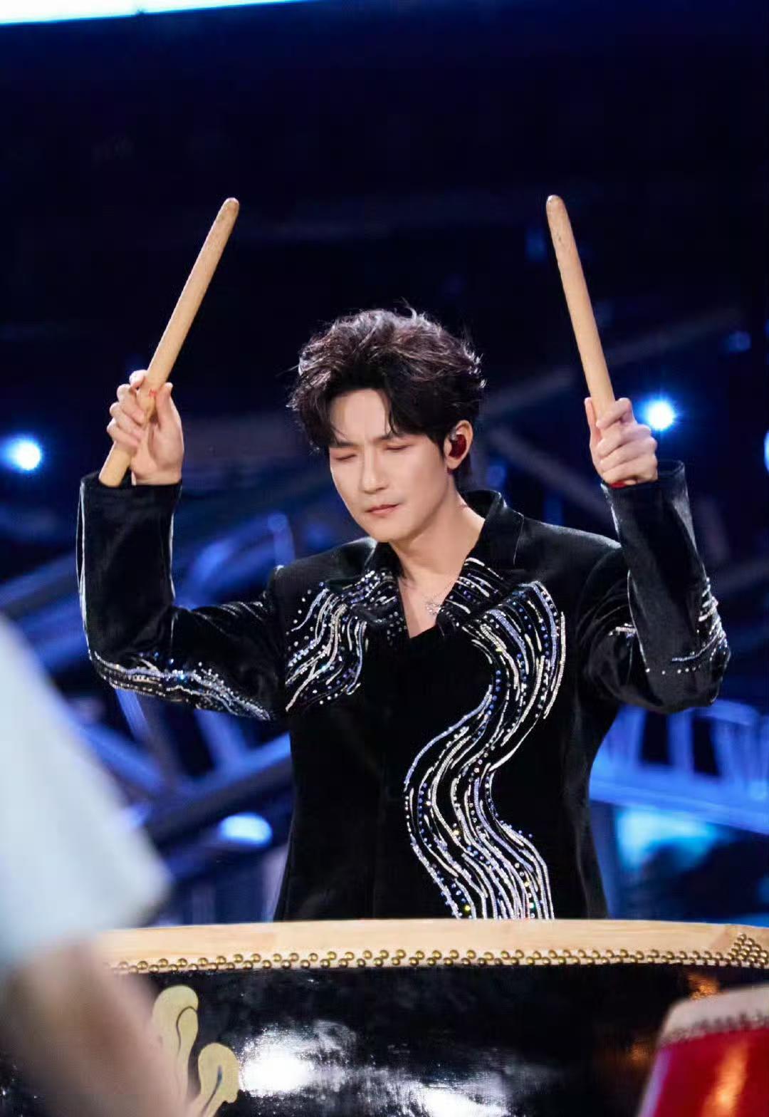 我严重怀疑光明日报的小编是陈楚生的粉丝，是位花生小姐姐吧，要不然怎么这么爱发陈楚