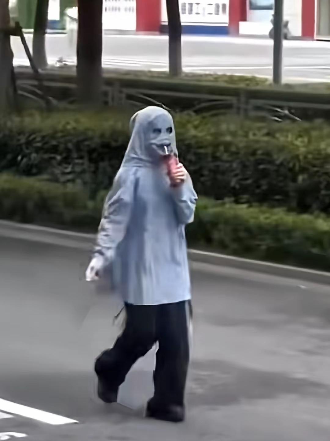 这个夏天好吓人！以前的夏天大街上全是腿，再看现在的夏天放眼望去全是鬼！哪怕是大白