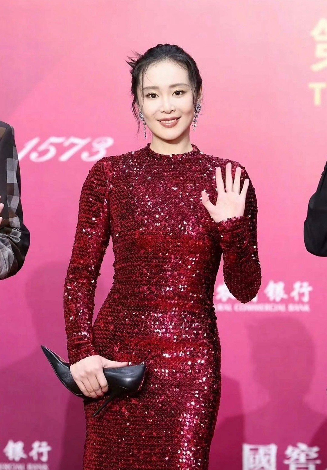 高叶这一身，手里竟然是一个包 ​​​