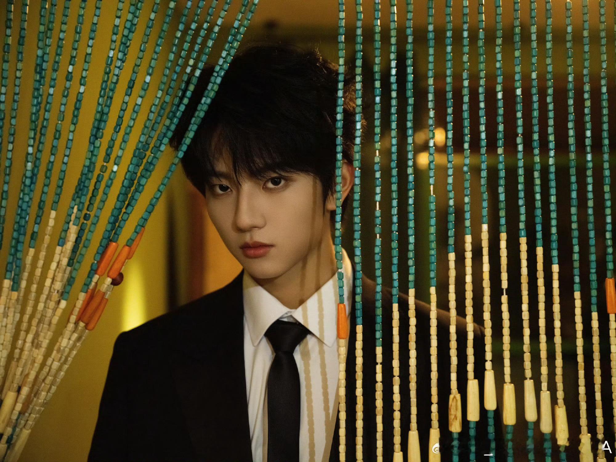 穆祉丞金鸡奖造型图🈶黑色西装帅气十足 期待青年演员穆祉丞的精彩表现