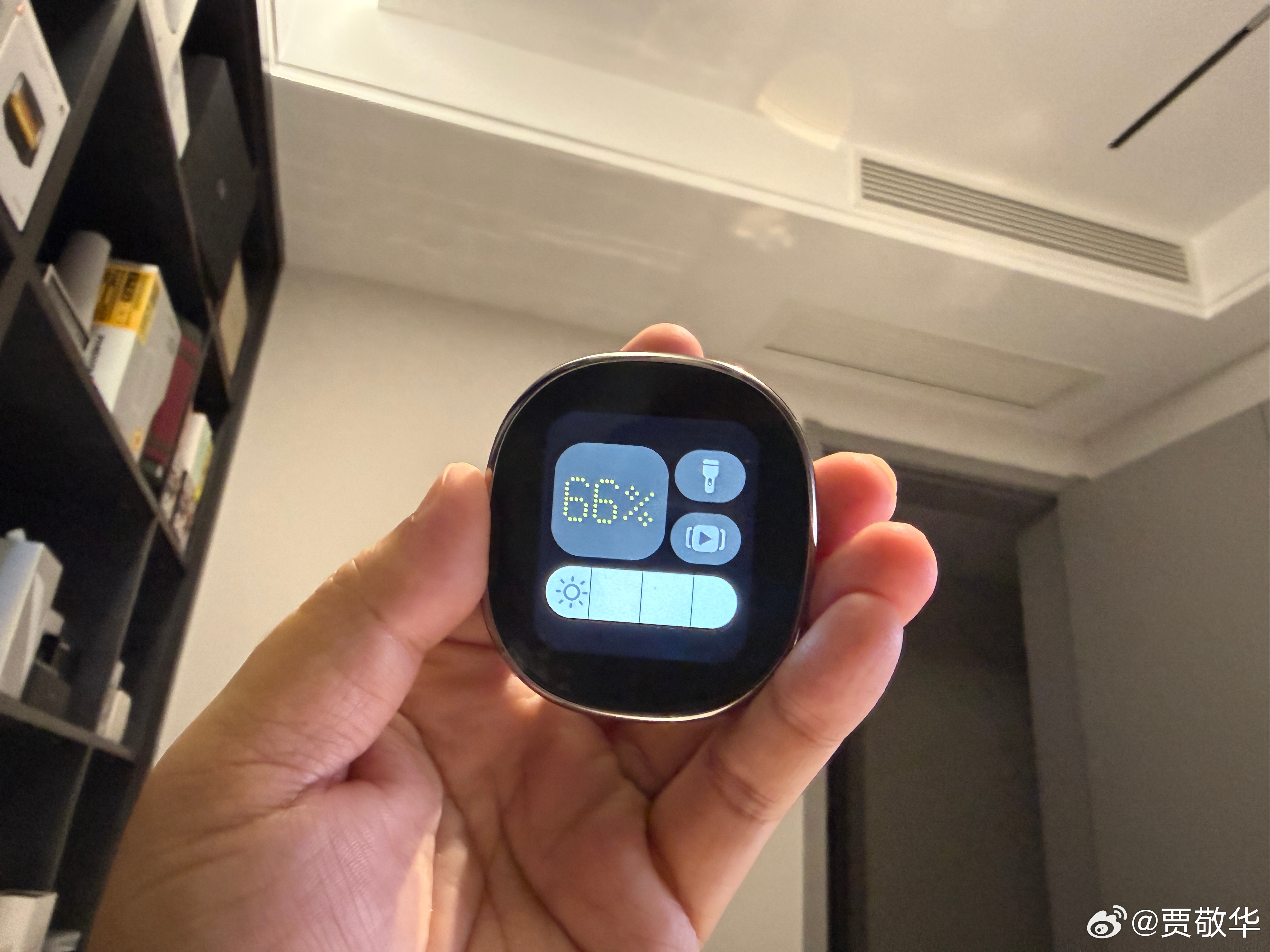 #每天早起打卡# 今天又起晚了，这个屏幕是耳机上的灵动屏，好玩吧。 