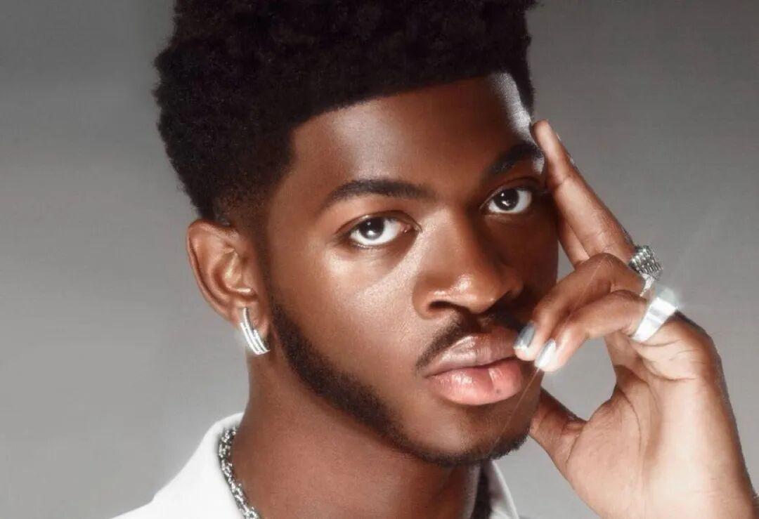 Lil Nas X 此前因涉嫌袭警闹事被逮捕，近期已经出狱。
而 Lil Nas