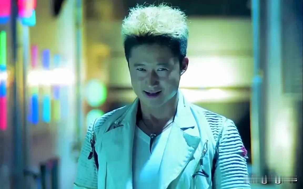 吴京这个人我是真的不喜欢，从第一次看到他那个白毛形象，就觉得这不是个好人，小眼睛