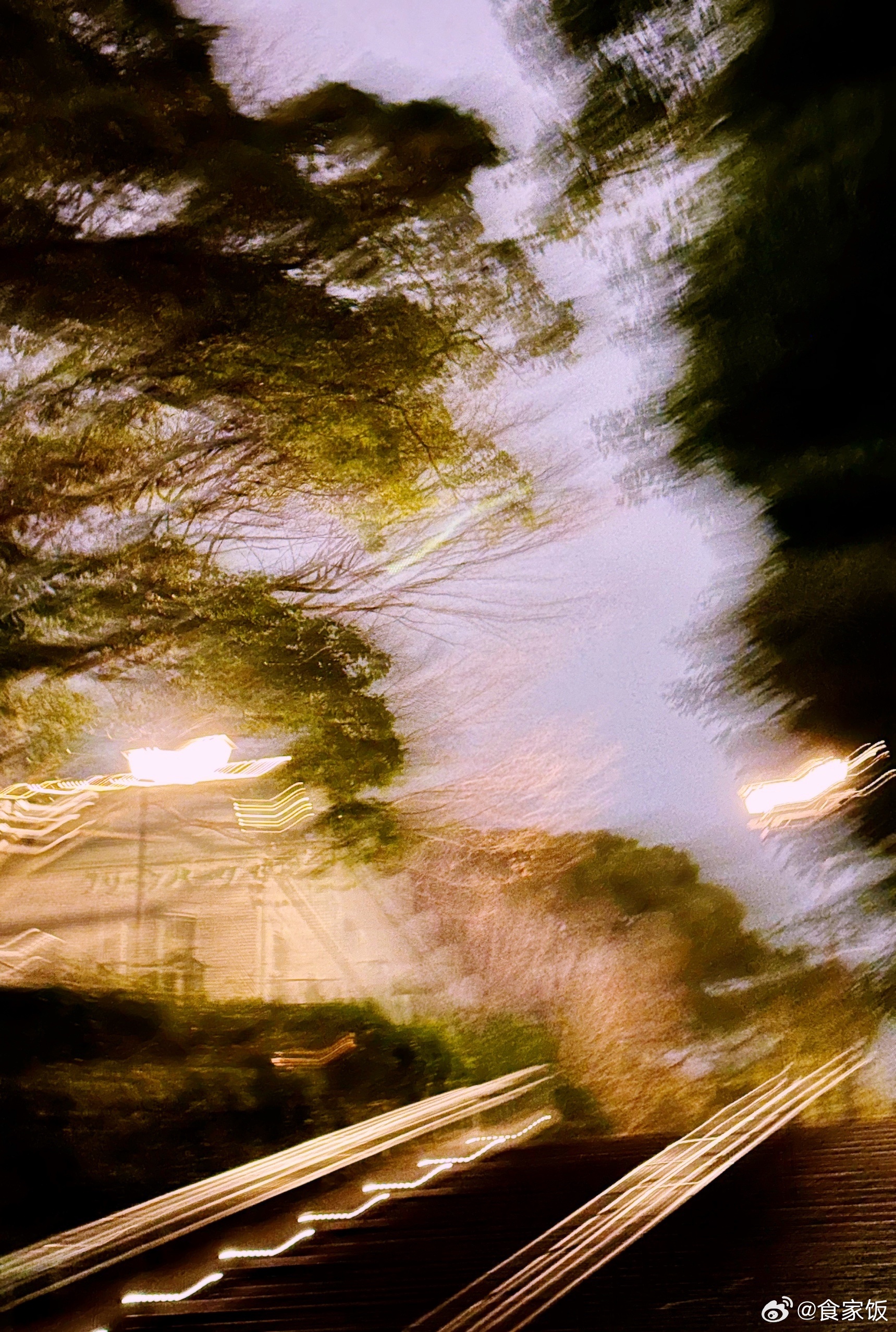 有钱时，落落大方，克己复礼，无招摇霸道相；没钱时，从从容容，韬光养晦，不落穷酸相