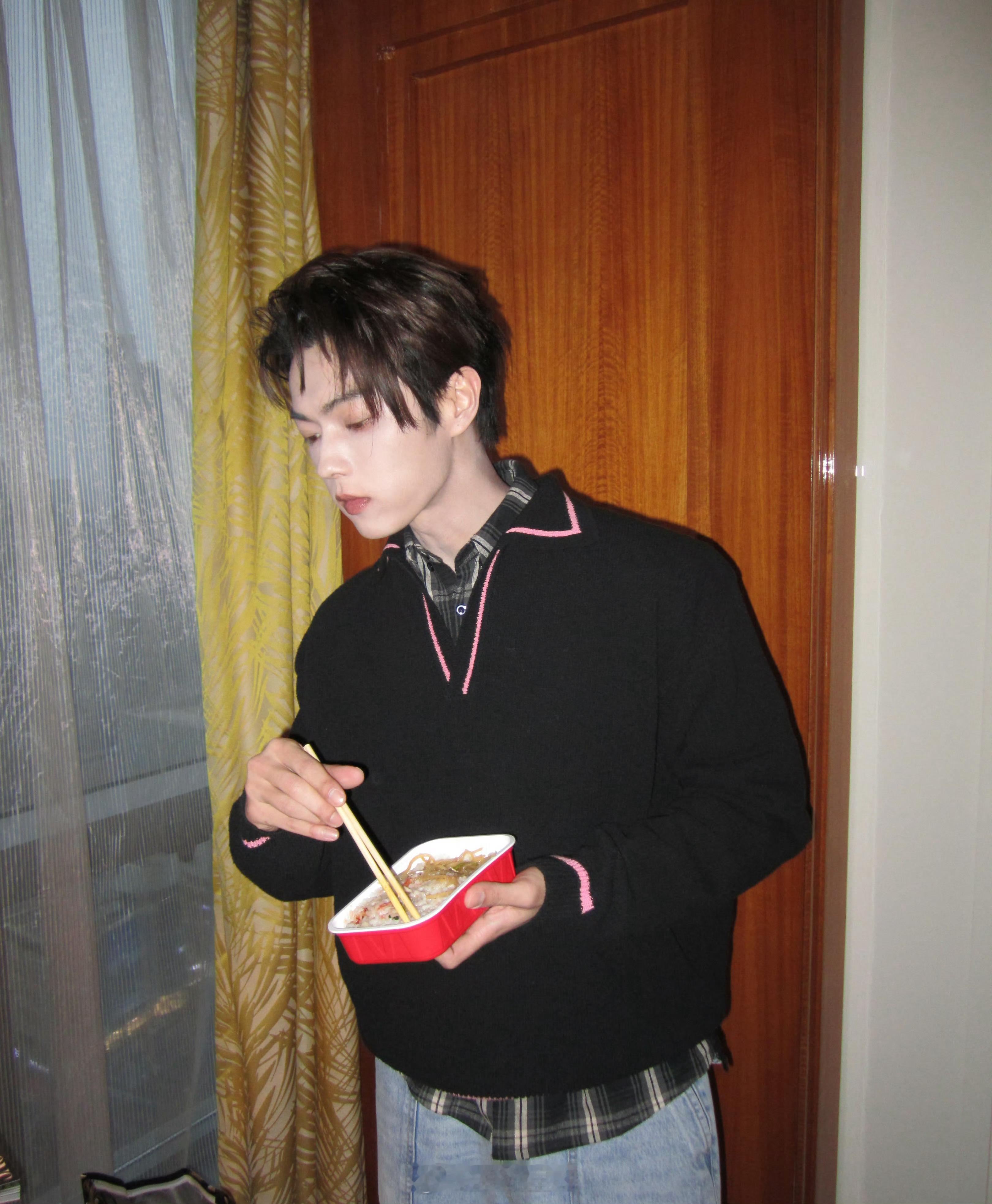 薯条都吃了怎么能不吃汉堡，许凯吃东西也太萌了。 