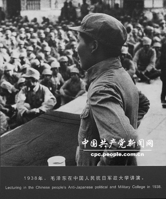这张图片上的毛主席，也是1938年给学员演讲时的情景。
图片中，毛主席身穿军装，