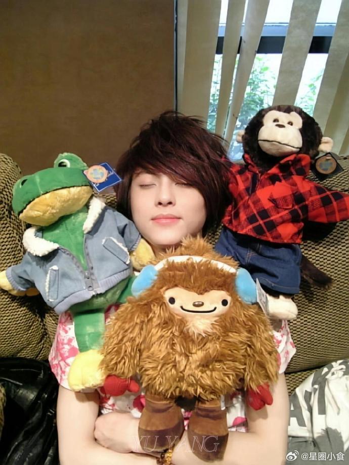 “王子”邱胜翊以前清秀到可以代替Ella陈嘉桦出演花样少男少女的程度… 