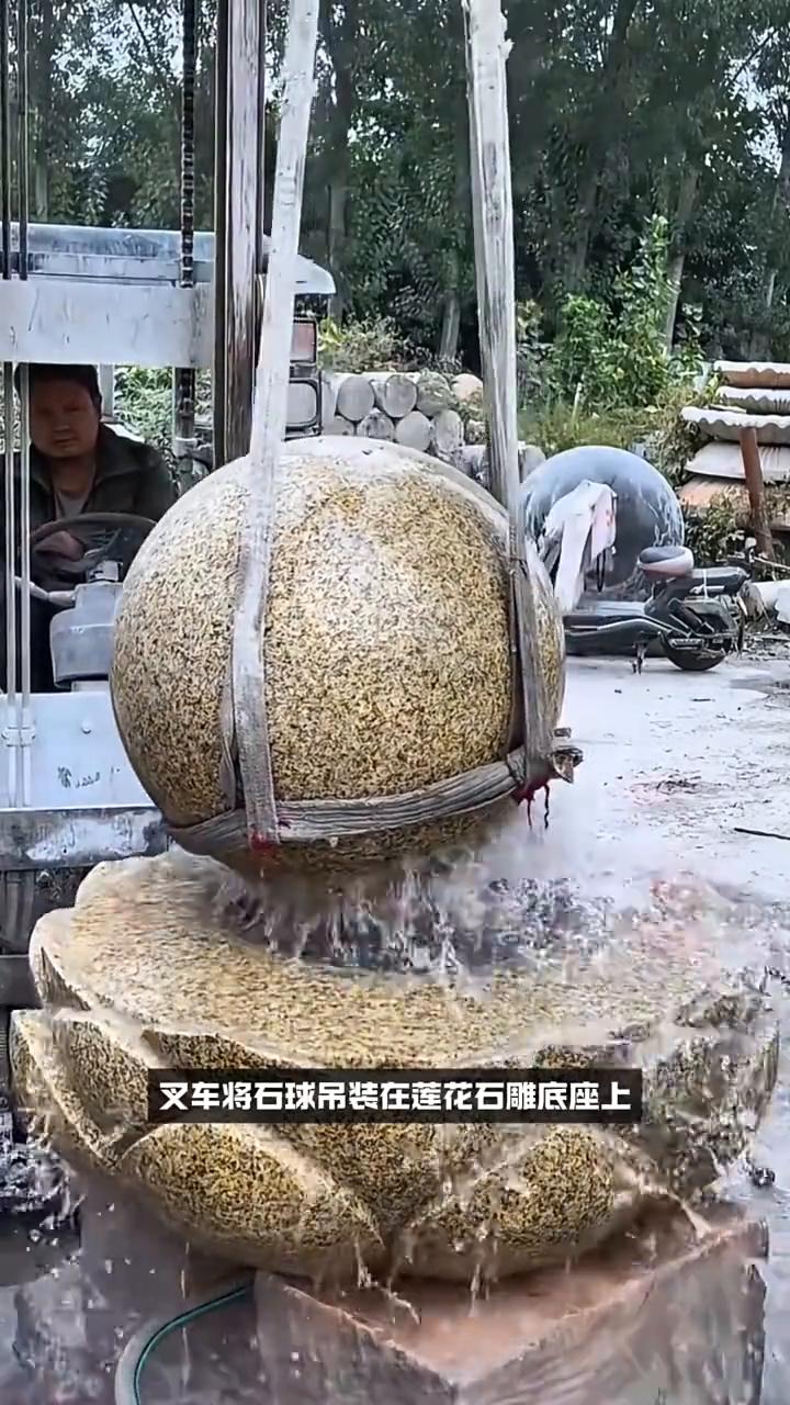 请注意看，老师傅手持铁锤一点点凿出风水球粗劈，再经由机床精细打磨把石块修成浑圆光