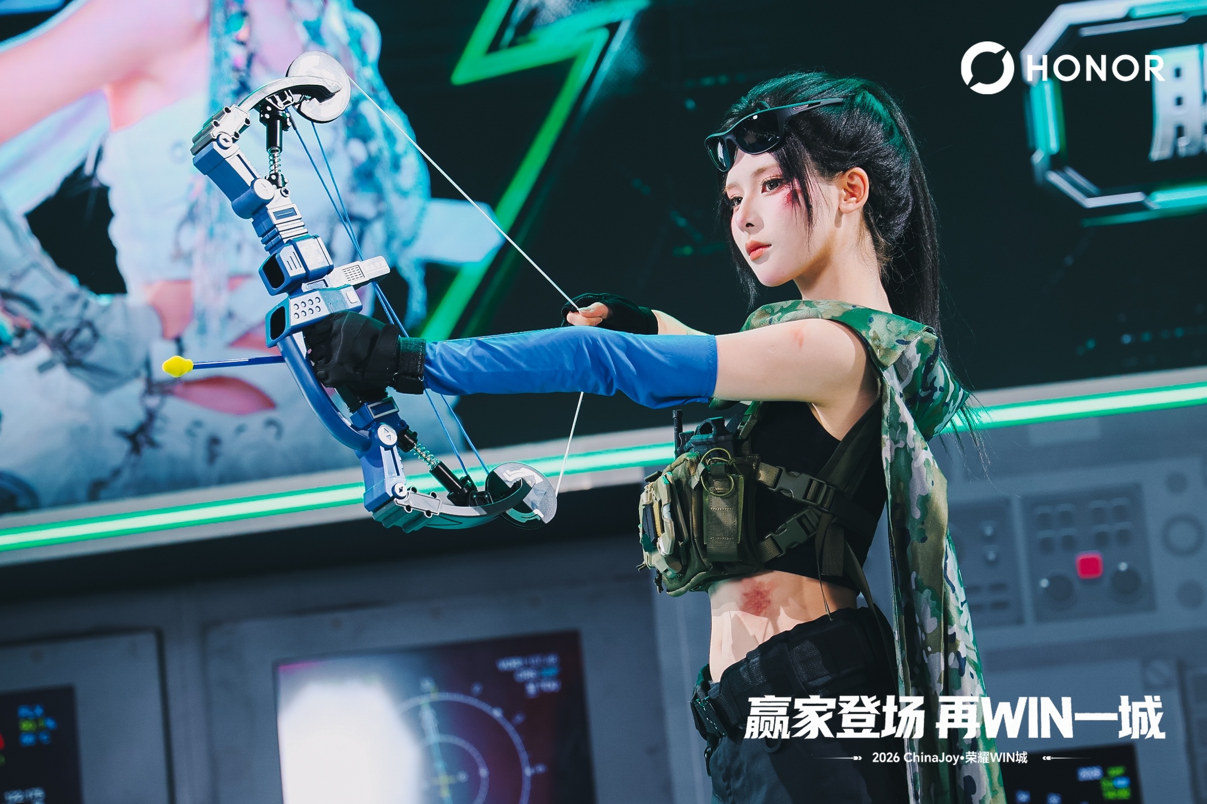 今年ChinaJoy，荣耀的 WIN 城真的是太抢眼了。没有单纯堆参数，而是把手