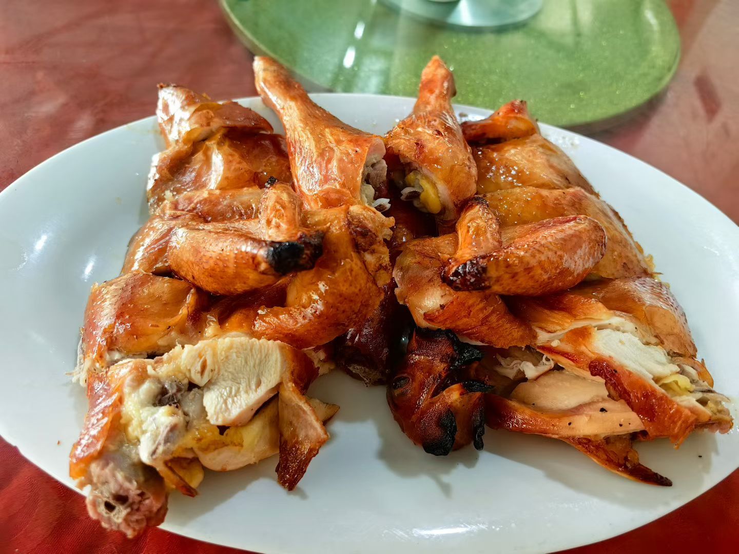 每日一餐分享没一只鸡可以走得出帽峰山玻璃皮，外脆里嫩，香~ 