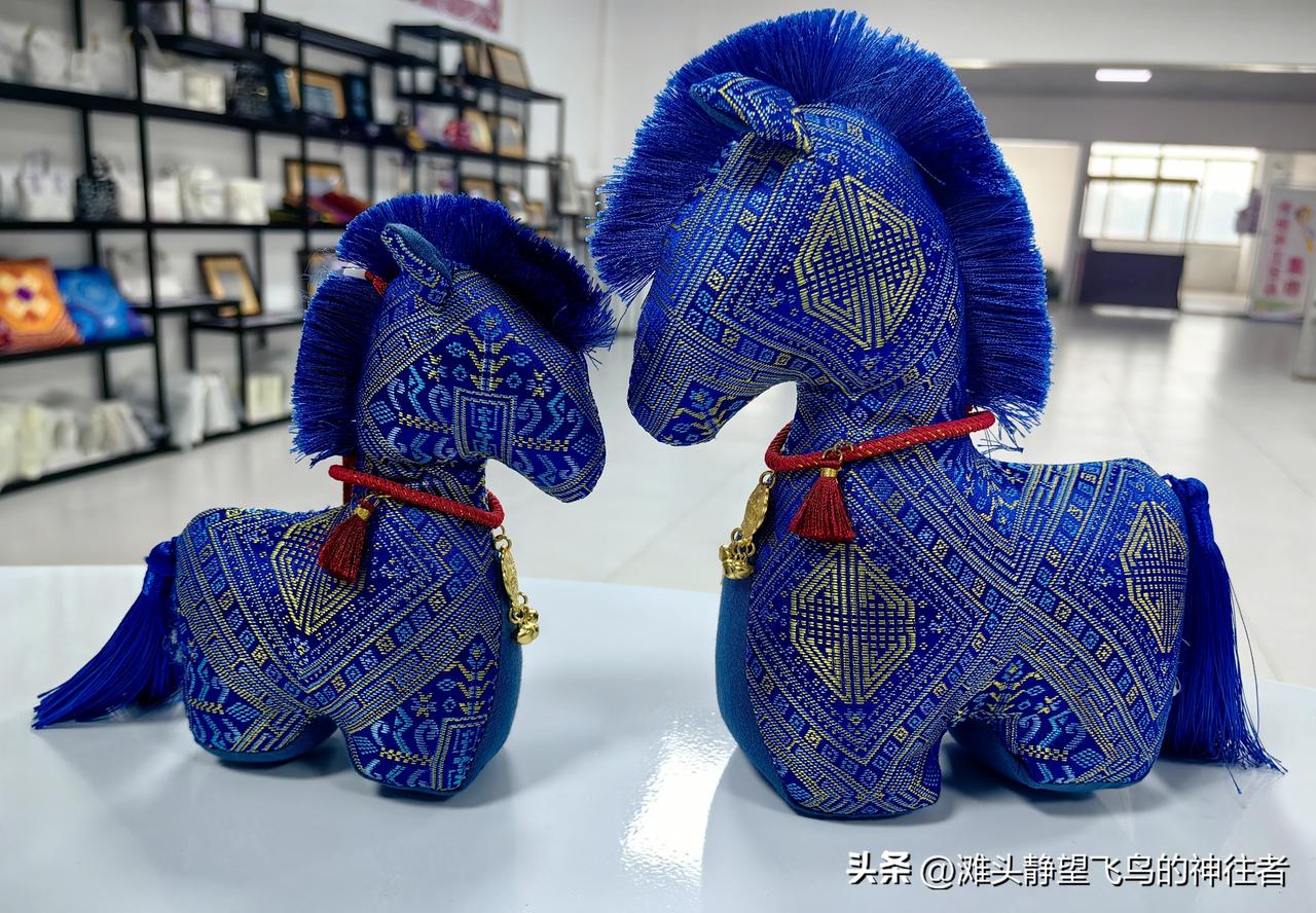 马韵迎新春马年马到成
马年新春的脚步渐近，广西来宾市忻城县壮锦非遗文化传承中心工