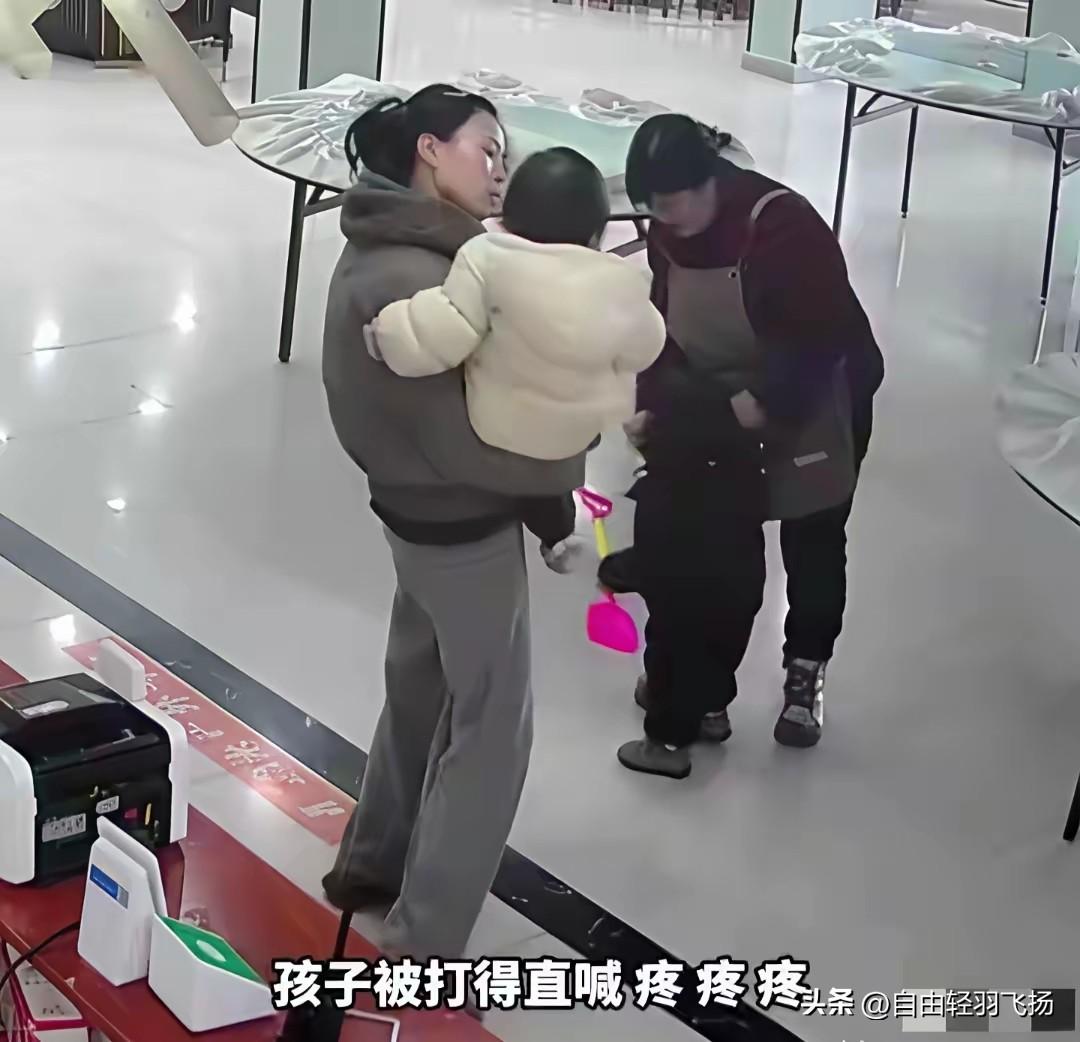 你能想象吗？仅仅因为两个孩子争抢玩具，一位成年妈妈竟会对一个两岁幼童痛下狠手，将