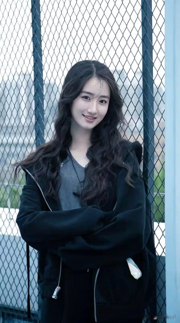元气少女，黑发飘逸，微笑迷人，时尚穿搭，青春洋溢！🌟💖👗
分享一张你最近随