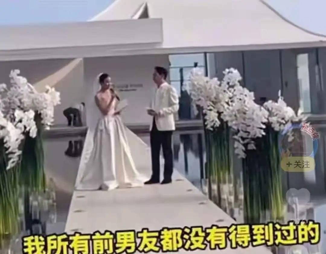 婚礼现场当众“喊话”，新娘一句话全场尬住！低情商发言惹热议
 
本该是满是祝福、