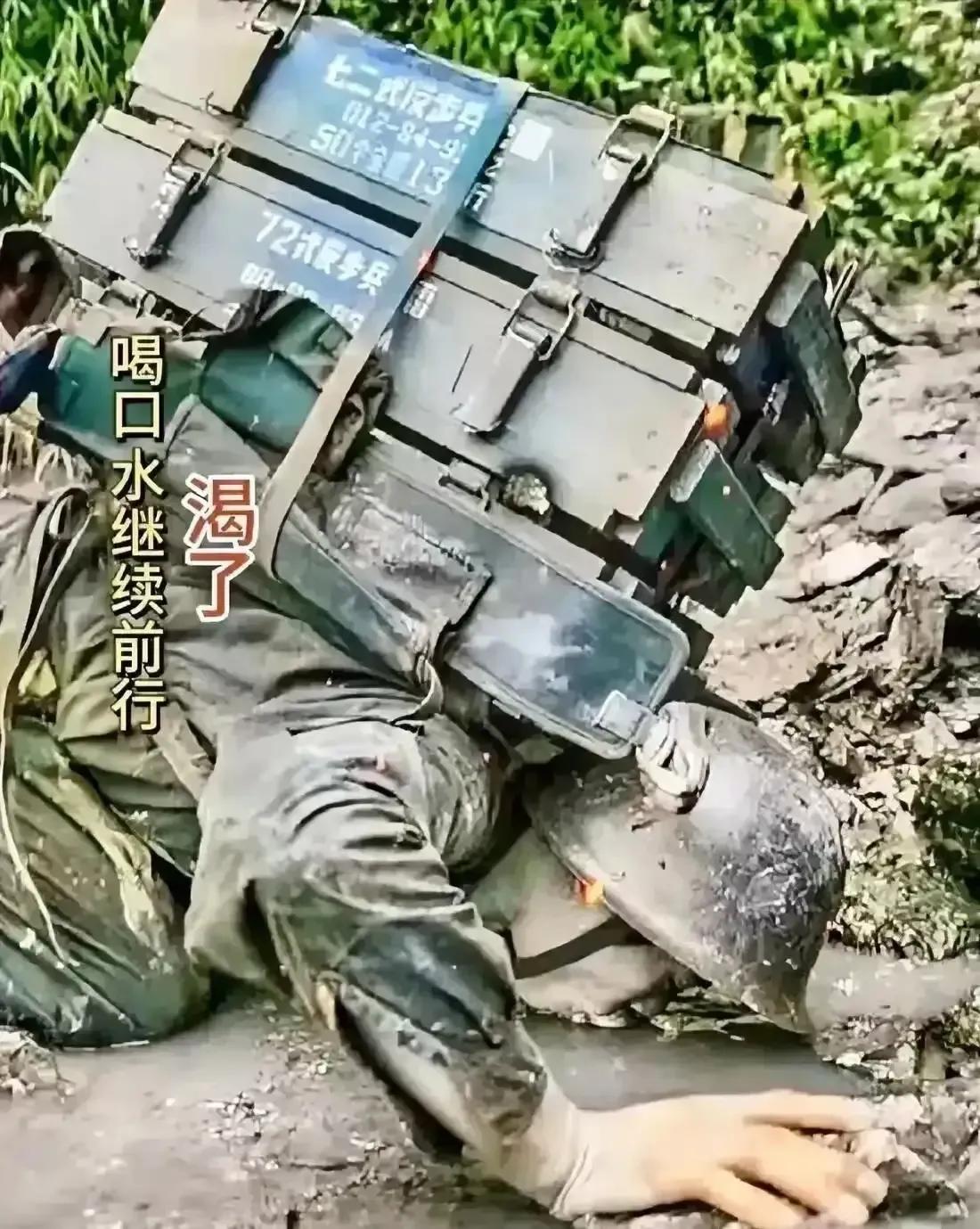 这张照片真的太震撼了！据说这是中越自卫反击战时拍摄的场景。

从这张照‬片中，我