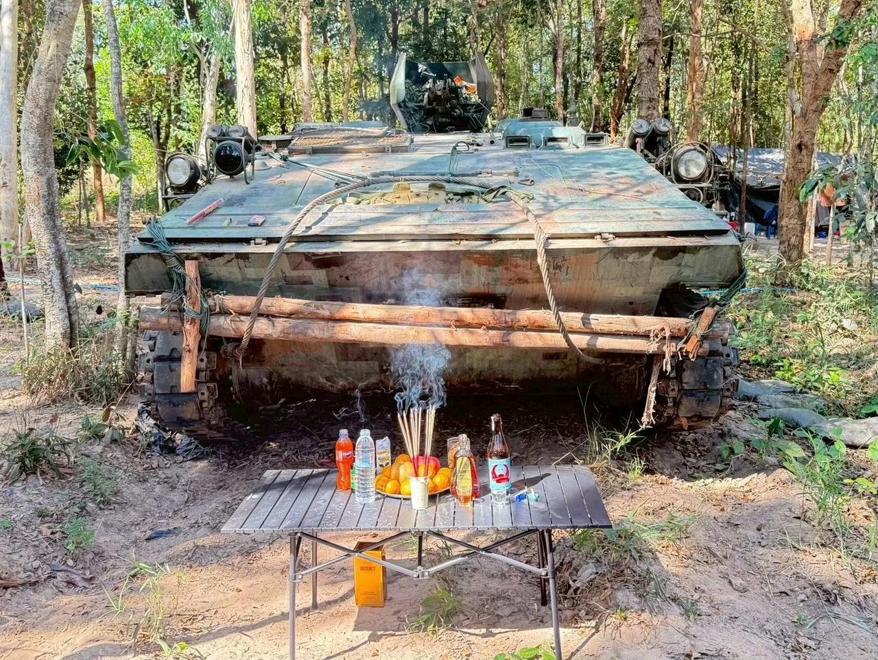 泰国不愧是咱们的一家亲兄弟！

泰军士兵给85式装甲输送车上香和供养，之前给 V