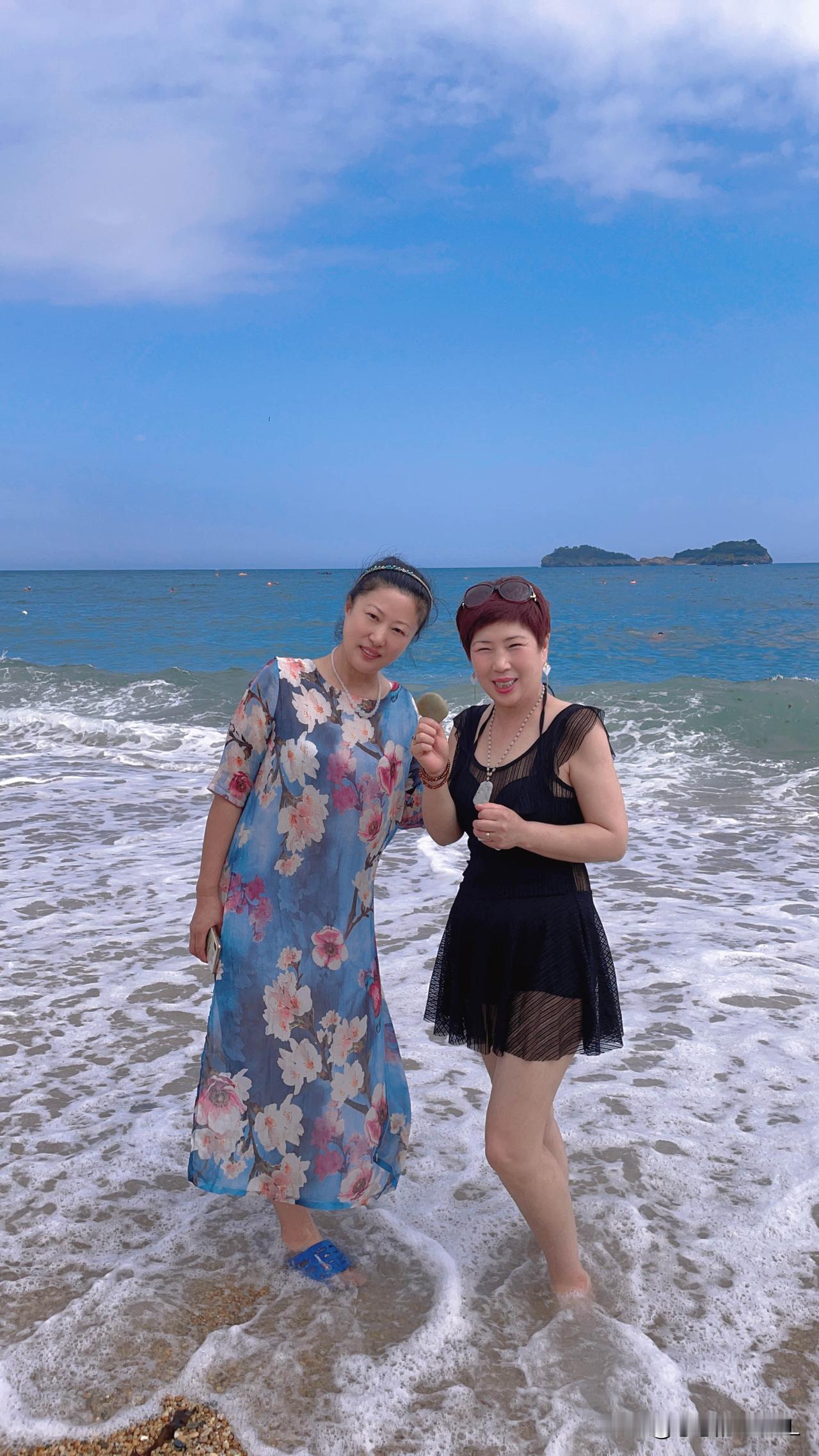 我妹妹的手机丢了。
她和闺蜜去逛商场，在里面溜达了一会儿后，妹妹去了趟厕所。
她