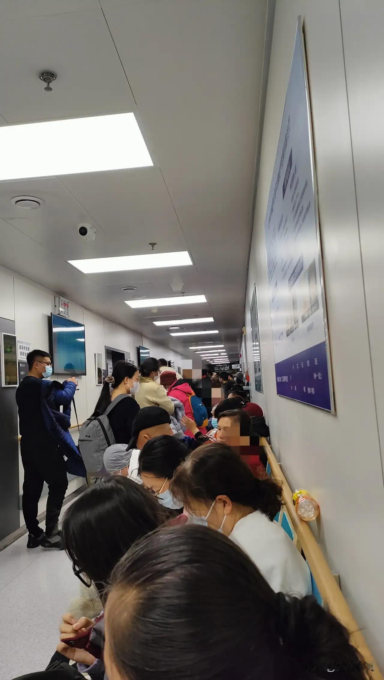 有一个奇怪现象：同一个医生星期一坐诊属于专家，挂号费二百元，星期四同一个医生坐诊