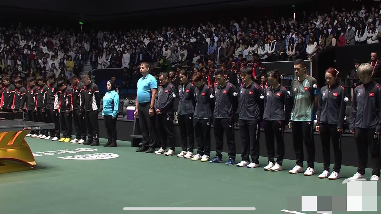 要落泪了😢港队集体佩戴小白花，集体默哀，为遇难同胞祈福🙏！
11月30日，