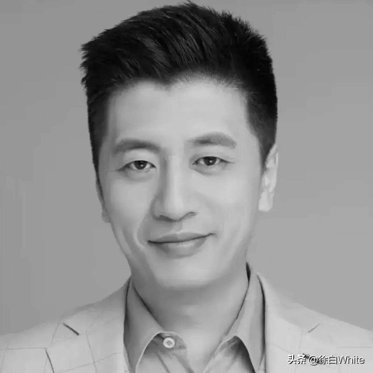 3月28日，张雪峰追悼会，令人感动的一幕
朋友给张雪峰三鞠躬，张雪峰的员工给张雪