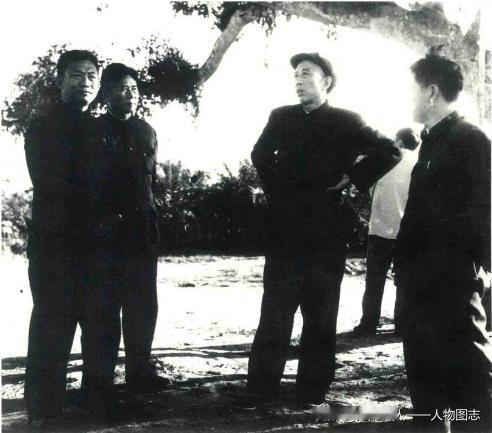 1963年，王震视察云南垦区时，与热带作物专家规划西双版纳橡胶和热带作物发展远景