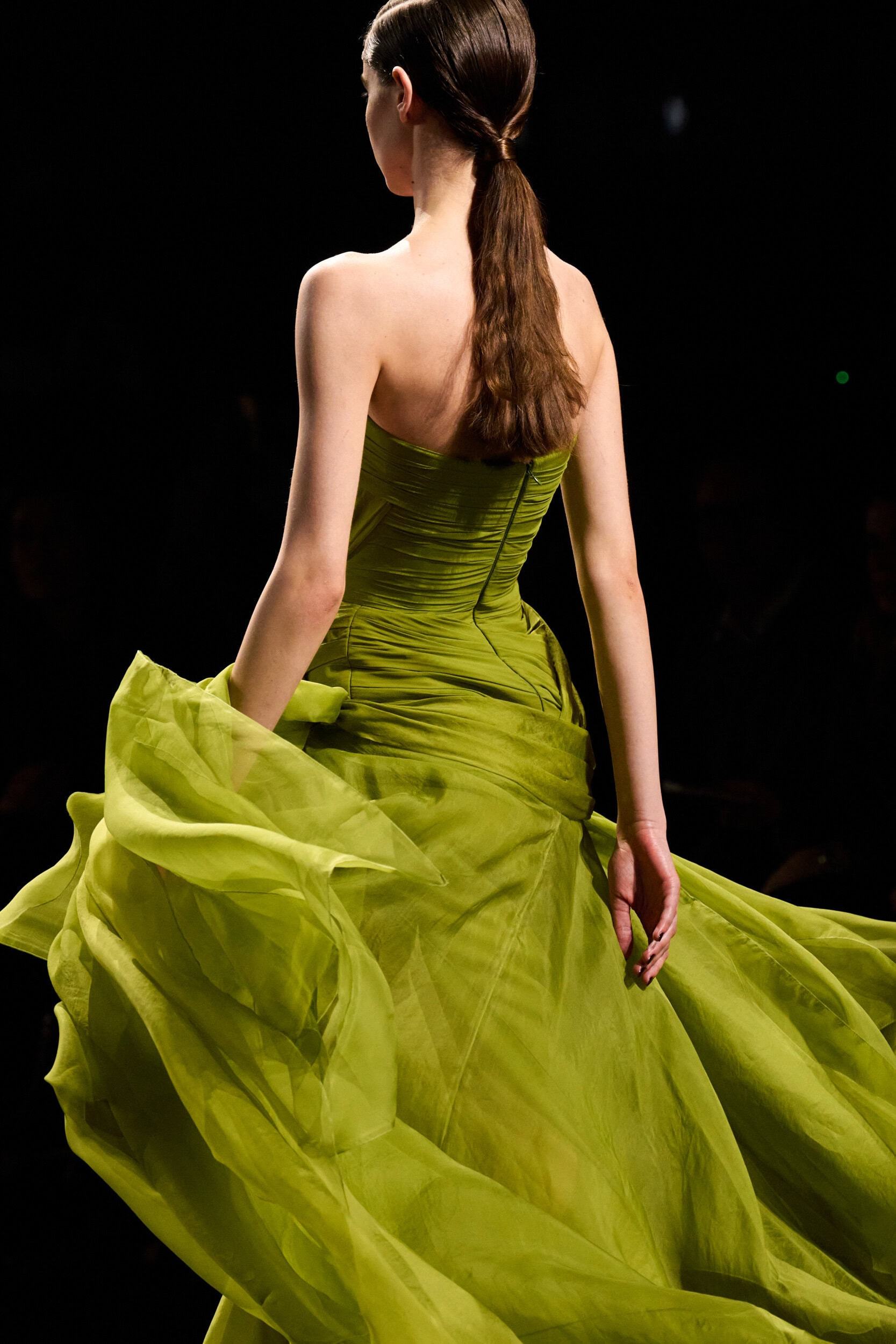 Elie Saab 2026 秋冬系列摆脱满钻刺绣仙裙的华丽感 ，这一套有点早年