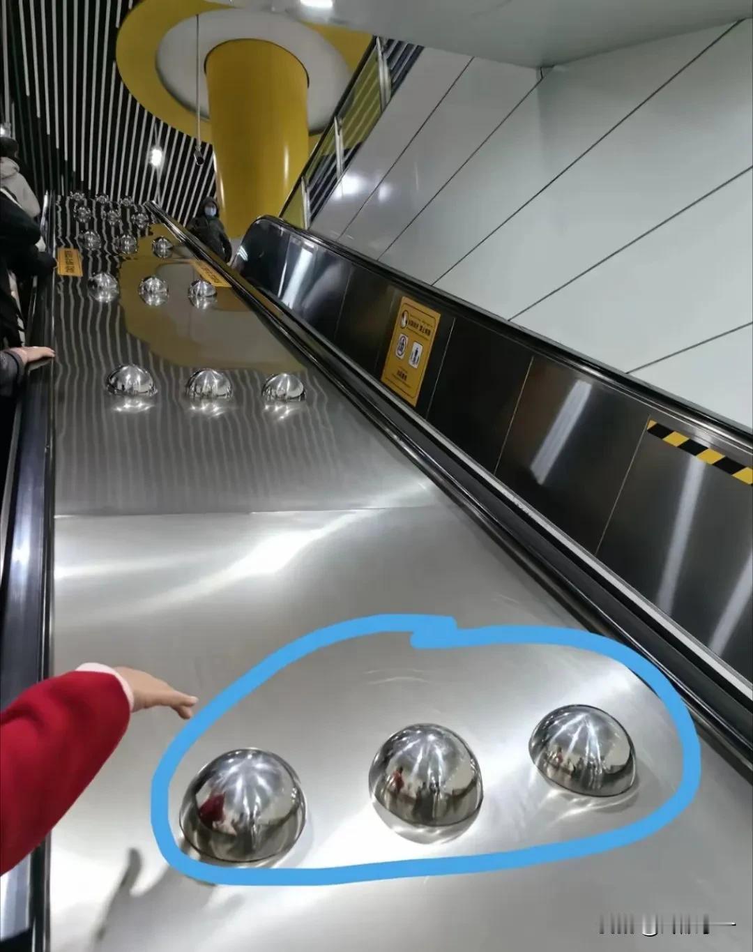 不懂就问，装这个铁球有什么用！早上乘坐地铁，无意中看到长长的扶梯旁，每隔一米就有