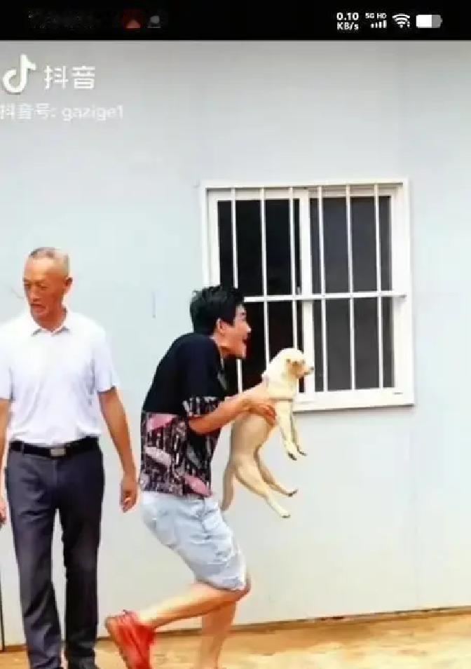 直播间只剩79个活人。
谢孟伟对着屏幕嘶吼，三十天带货3万2，单场观众不过百。