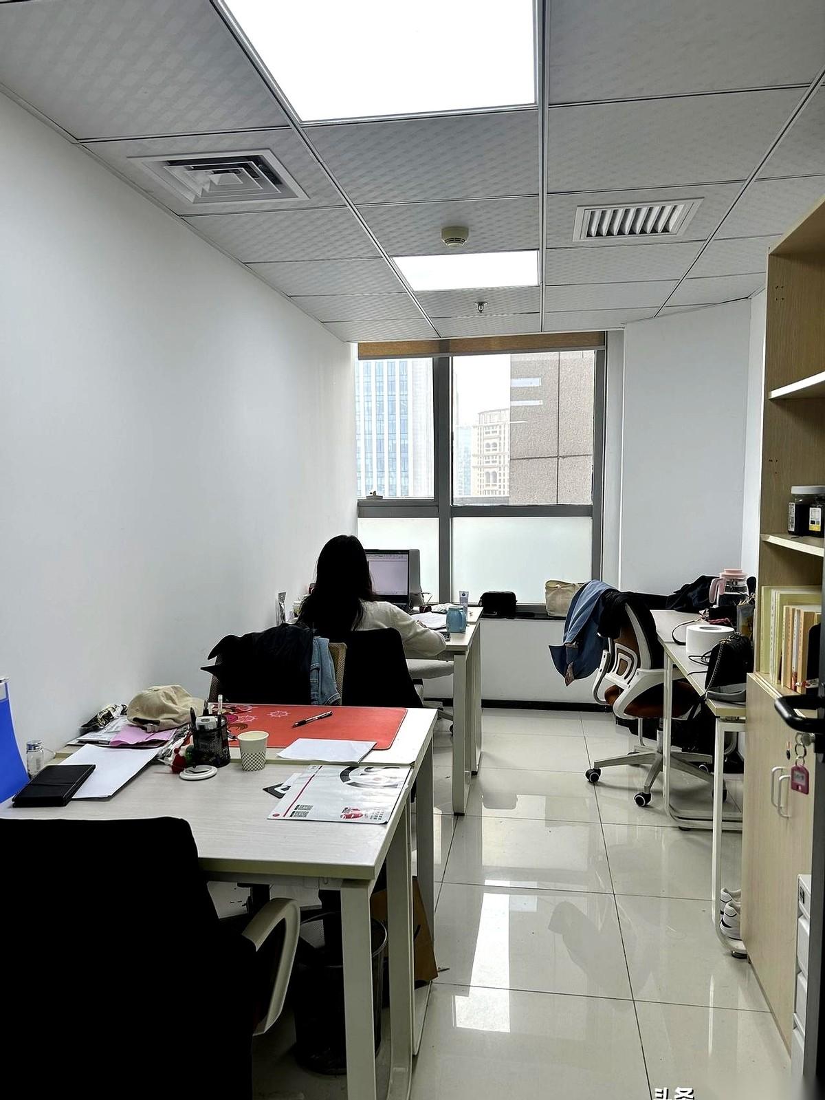 说好了不再要孩子，说好了把她儿子当亲生的。
这才一年多点啊。
今天看着我那同事，