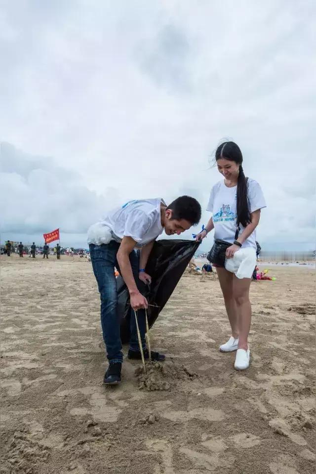 沙滩救人护士小夫妻｜完整事迹+幽默出圈全榜单
 
一、人物档案
 
- 丈夫：姜