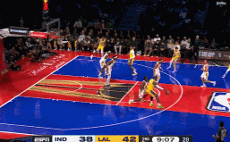 詹姆斯强突1挑3强行补篮命中，随后的肢体语言，真凶啊！
北京时间12月10日，湖