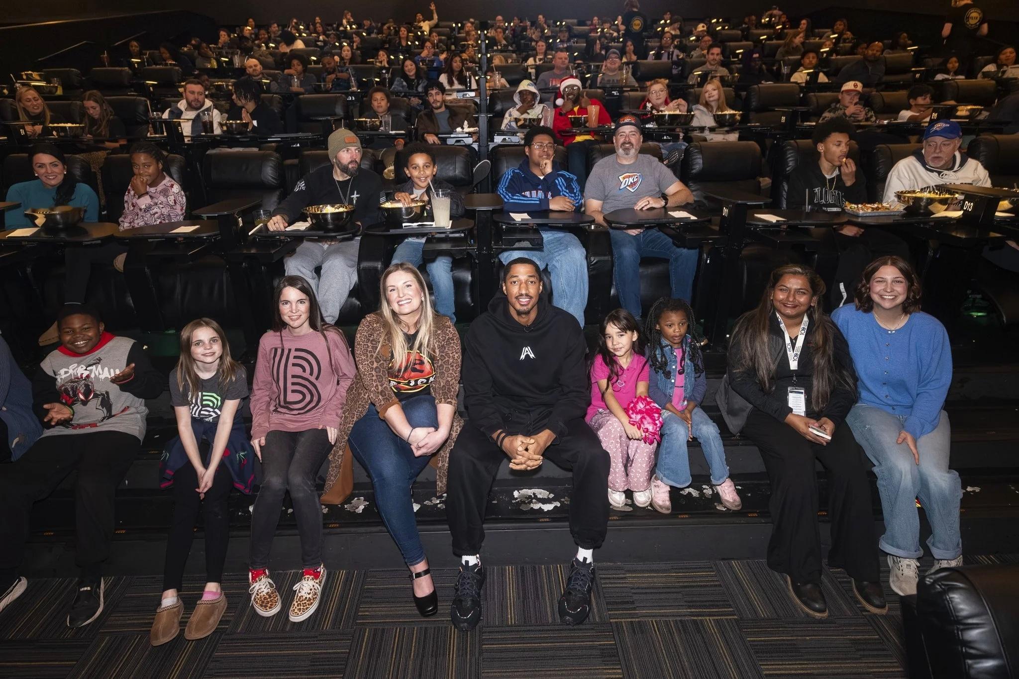 今日早些时候，阿龙维金斯与小蓝队球员共同参与公益活动。安东尼·普里查德、肯德尔·